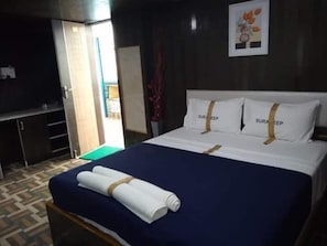 Quarto casal luxo | Escrivaninha, espaço de trabalho para notebook, Wi-Fi de cortesia