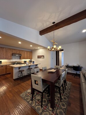 Dining - Snowcreek Resort Vacation Rental 1513 (Mammoth Lakes)