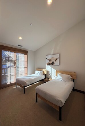 4 bedrooms, iron/ironing board, WiFi - Snowcreek Resort Vacation Rental 1513 (Mammoth Lakes)