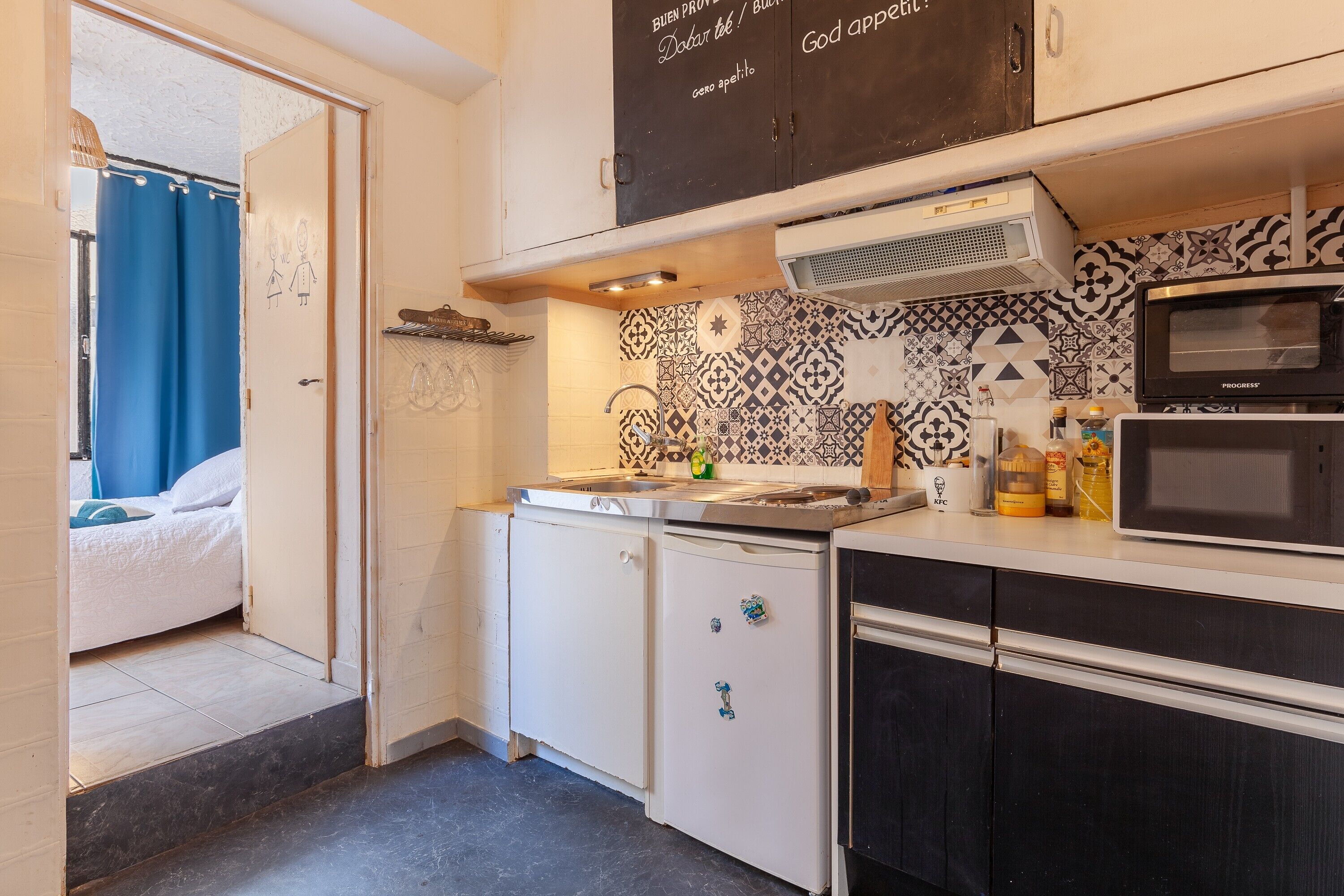 Frigorífico, microondas, horno y placa de cocina