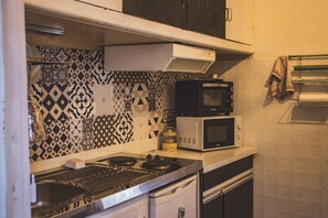 Frigorifero, microonde, forno, piano cottura