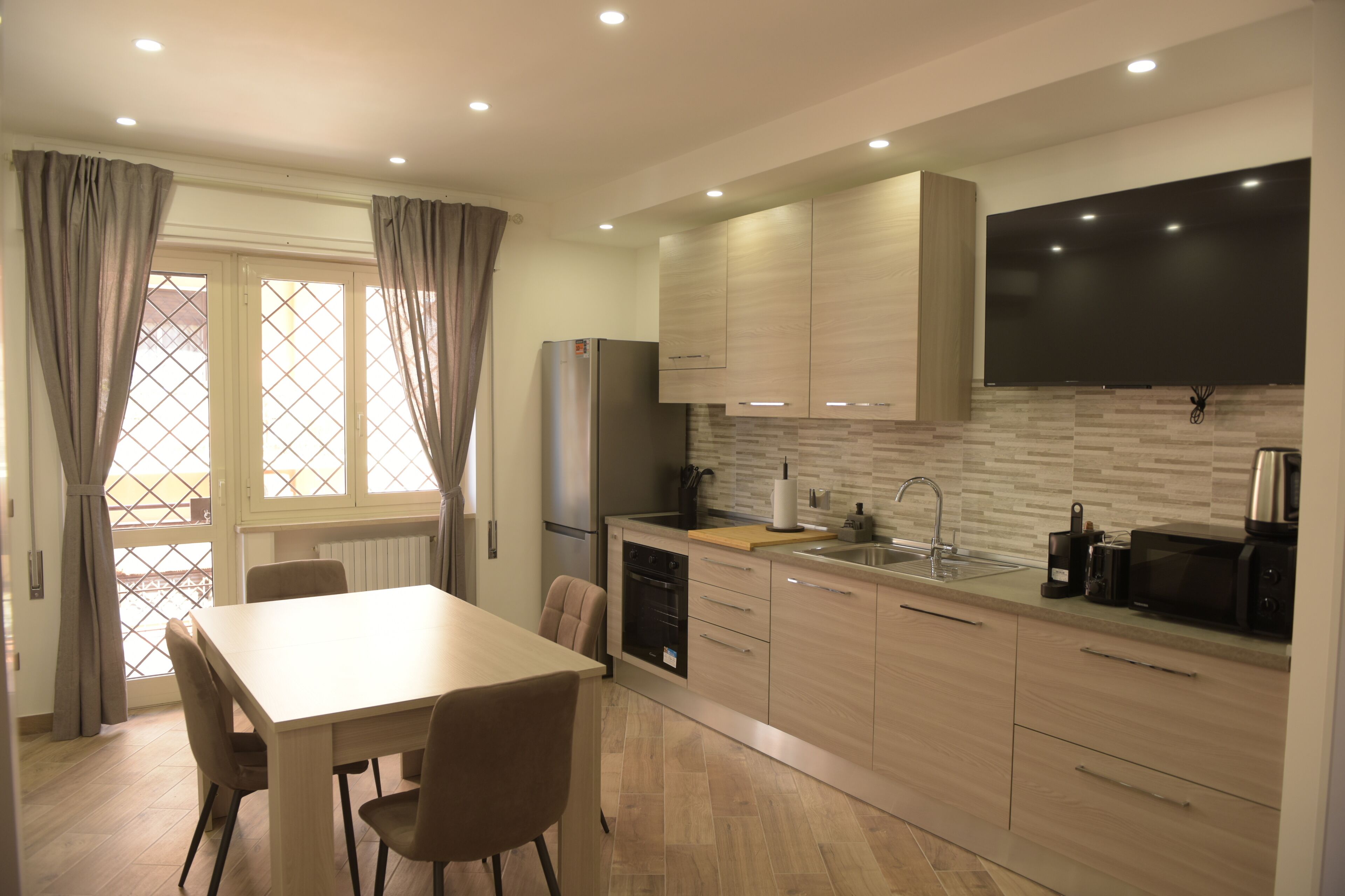 ثلاجة، ميكروويف، فرن، موقد طهي مسطح