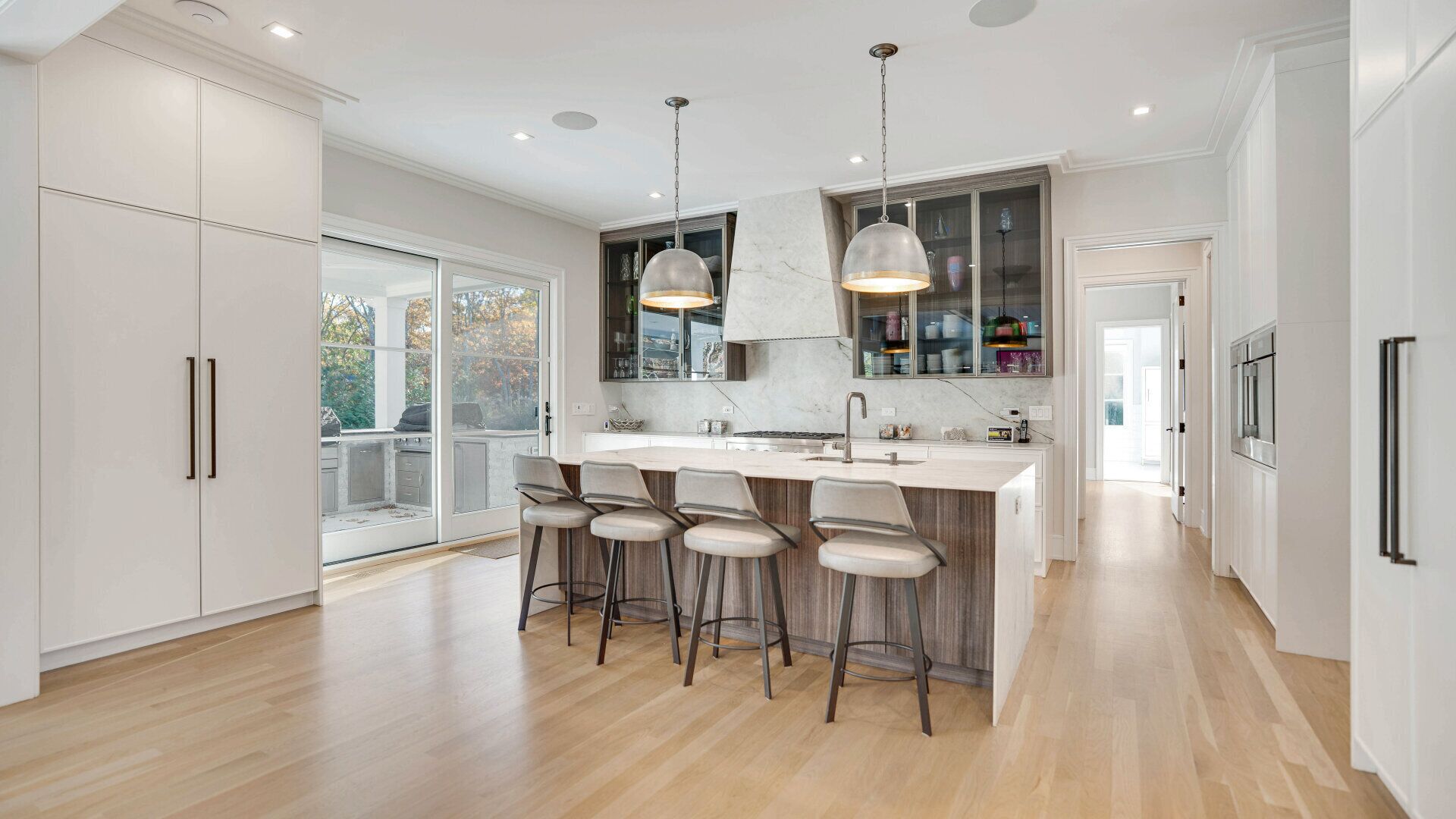 Mikrobølgeovn, ovn, kokeplater og kaffetrakter/tekoker