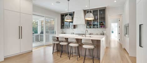 Mikrobølgeovn, ovn, kokeplater og kaffetrakter/tekoker