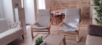Casita junto a un río en aldea tranquila, ideal para familias