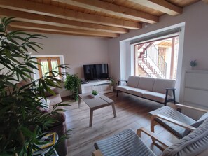 Smart TV - Cottage next to a river in a quiet village, ideal for families. (Castroserna de Arriba)