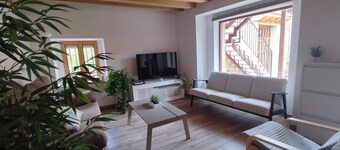 Casita junto a un río en aldea tranquila, ideal para familias