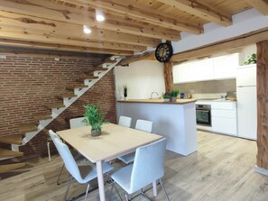 Dining - Cottage next to a river in a quiet village, ideal for families. (Castroserna de Arriba)