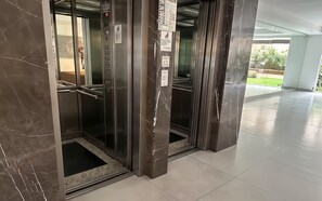 An elevator with a marble finish and a digital display showing the number 12. - Pacheco de Melo 2174 - Recoleta Premium (Buenos Aires)