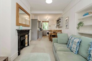 Apartment (2 Bedrooms) | Front of property - Modern 2 bed Flat - Hammersmith Grove (London)