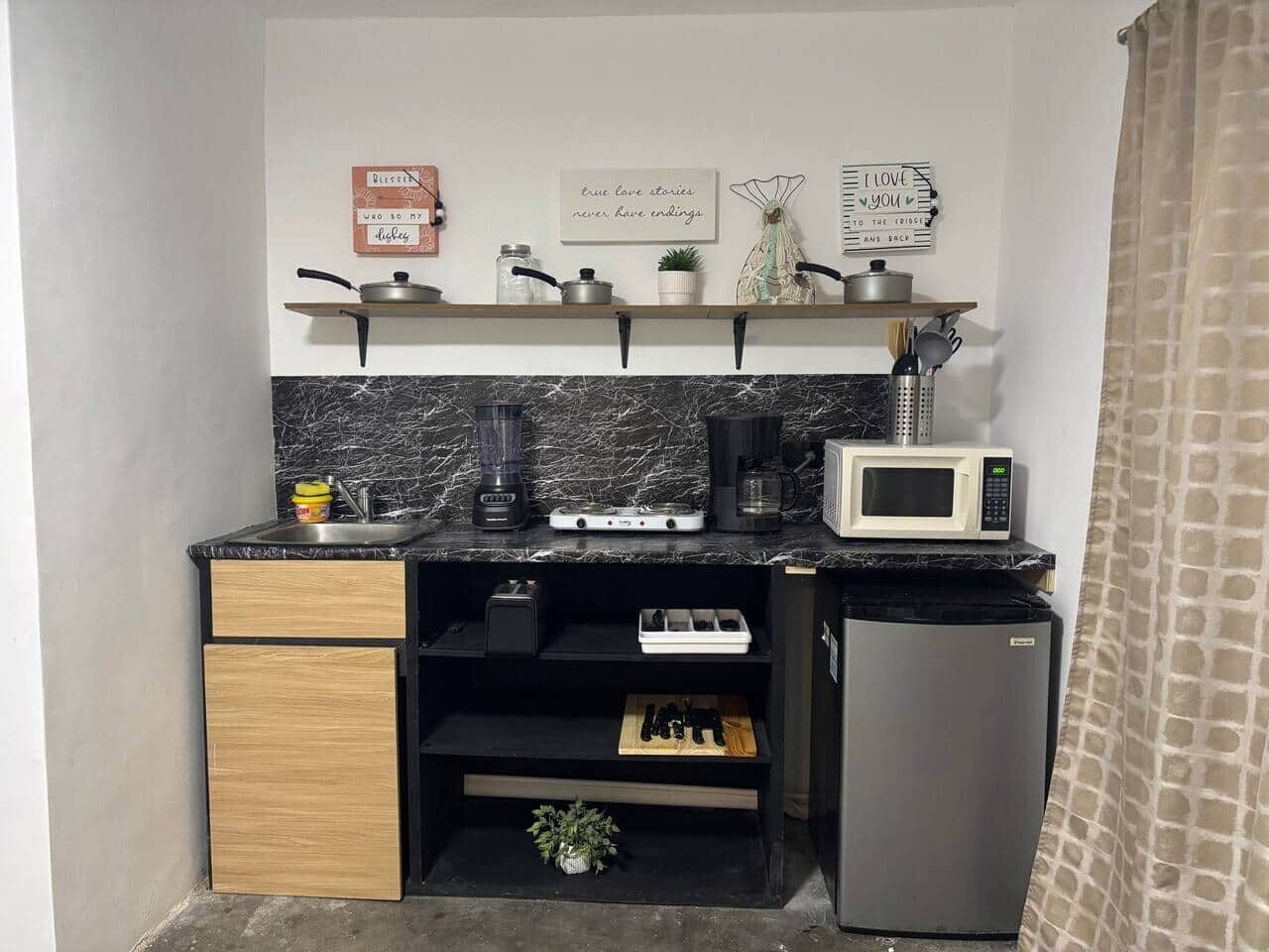 Refrigerador, microondas, placa de cocina, utensilios de cocina