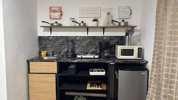 Refrigerador, microondas, placa de cocina, utensilios de cocina