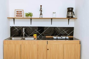 Refrigerador, microondas, placa de cocina, utensilios de cocina