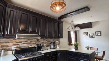 Een koelkast, een microgolfoven, een oven, een kookplaat