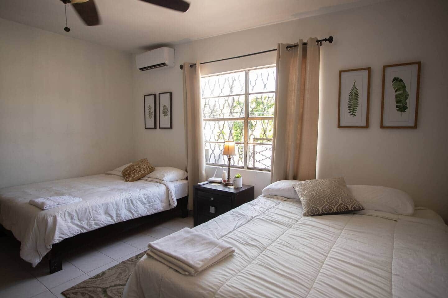 Tabla de planchar con plancha, wifi, ropa de cama