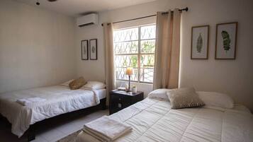 Tabla de planchar con plancha, wifi, ropa de cama