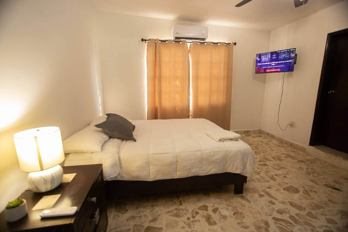 Tabla de planchar con plancha, wifi, ropa de cama