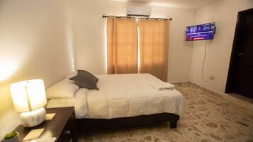 Tabla de planchar con plancha, wifi, ropa de cama