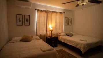 Tabla de planchar con plancha, wifi y ropa de cama