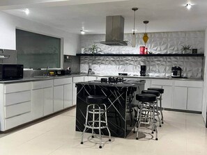 Refrigerador, microondas, parrilla de estufa y utensilios de cocina 