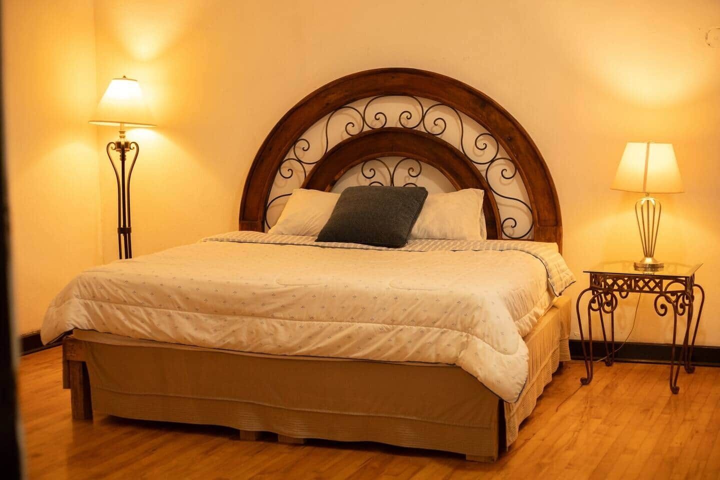 6 habitaciones, tabla de planchar con plancha, wifi y ropa de cama 