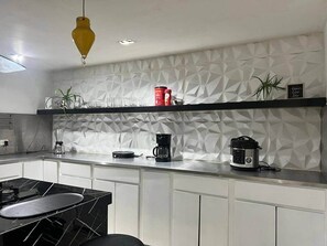 Refrigerador, microondas, parrilla de estufa y utensilios de cocina 