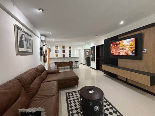 Casa grande céntrica 19 huéspedes wifi 500Mbps