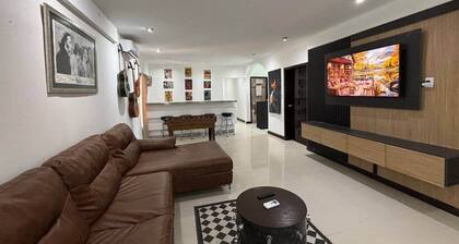 Casa grande céntrica 19 huéspedes wifi 500Mbps