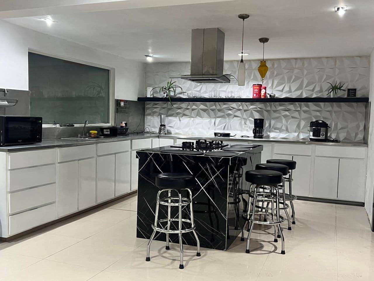 Refrigerador, microondas, placa de cocina, utensilios de cocina