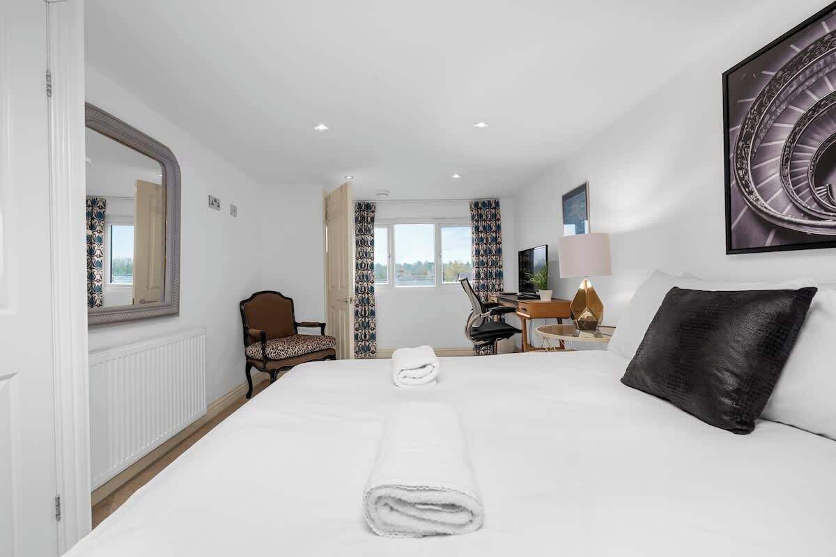 Iron/ironing board, travel cot, WiFi, bed sheets