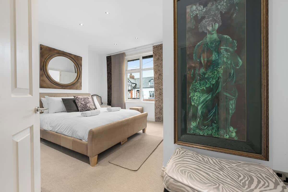 Iron/ironing board, travel crib, WiFi, bed sheets