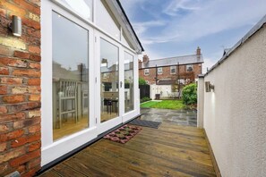 Outdoor dining - 4 Bed Hale Home With Cinema Room by City SuperHost (Hale)