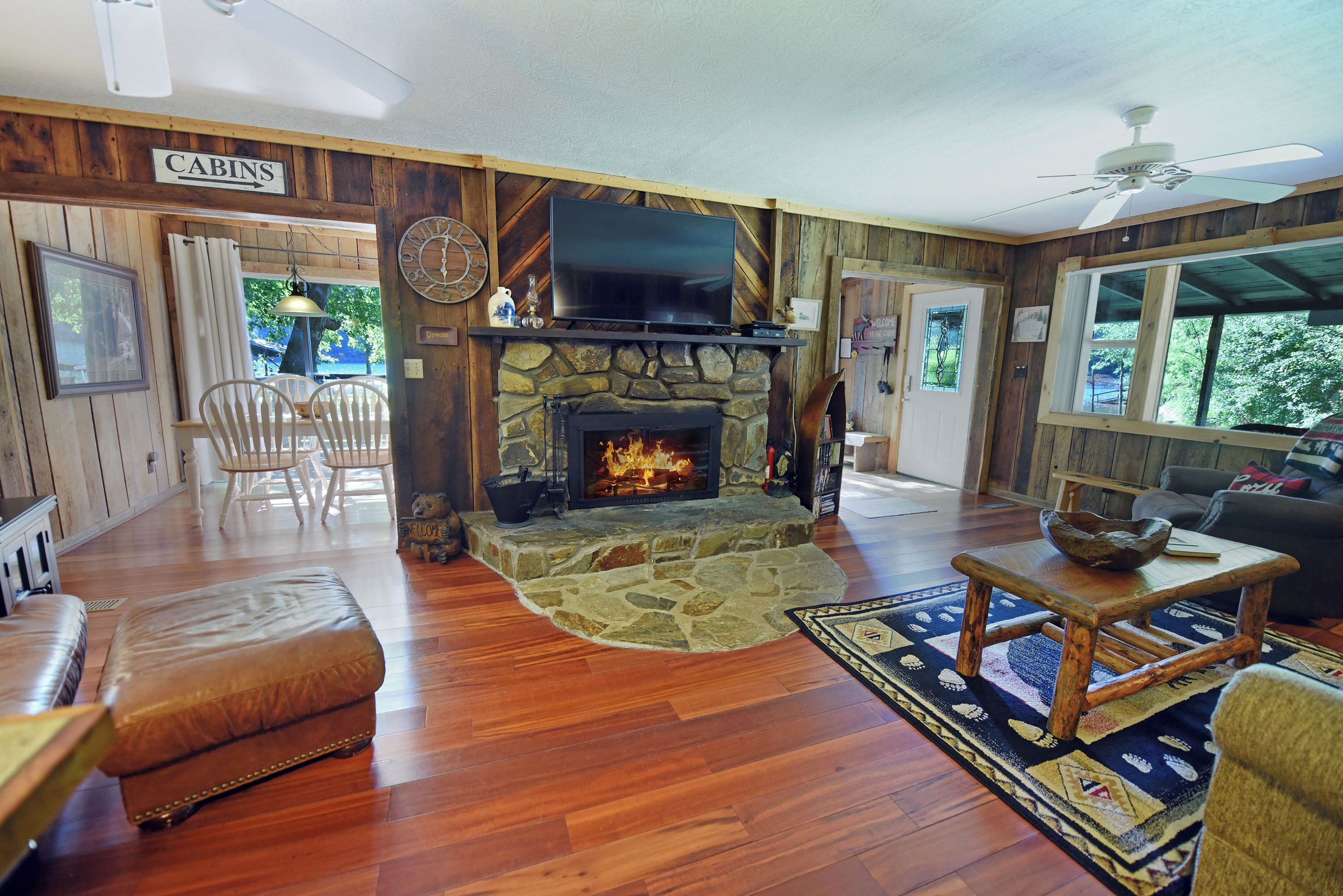 TV connectée, cheminée, lecteur de DVD, baby-foot