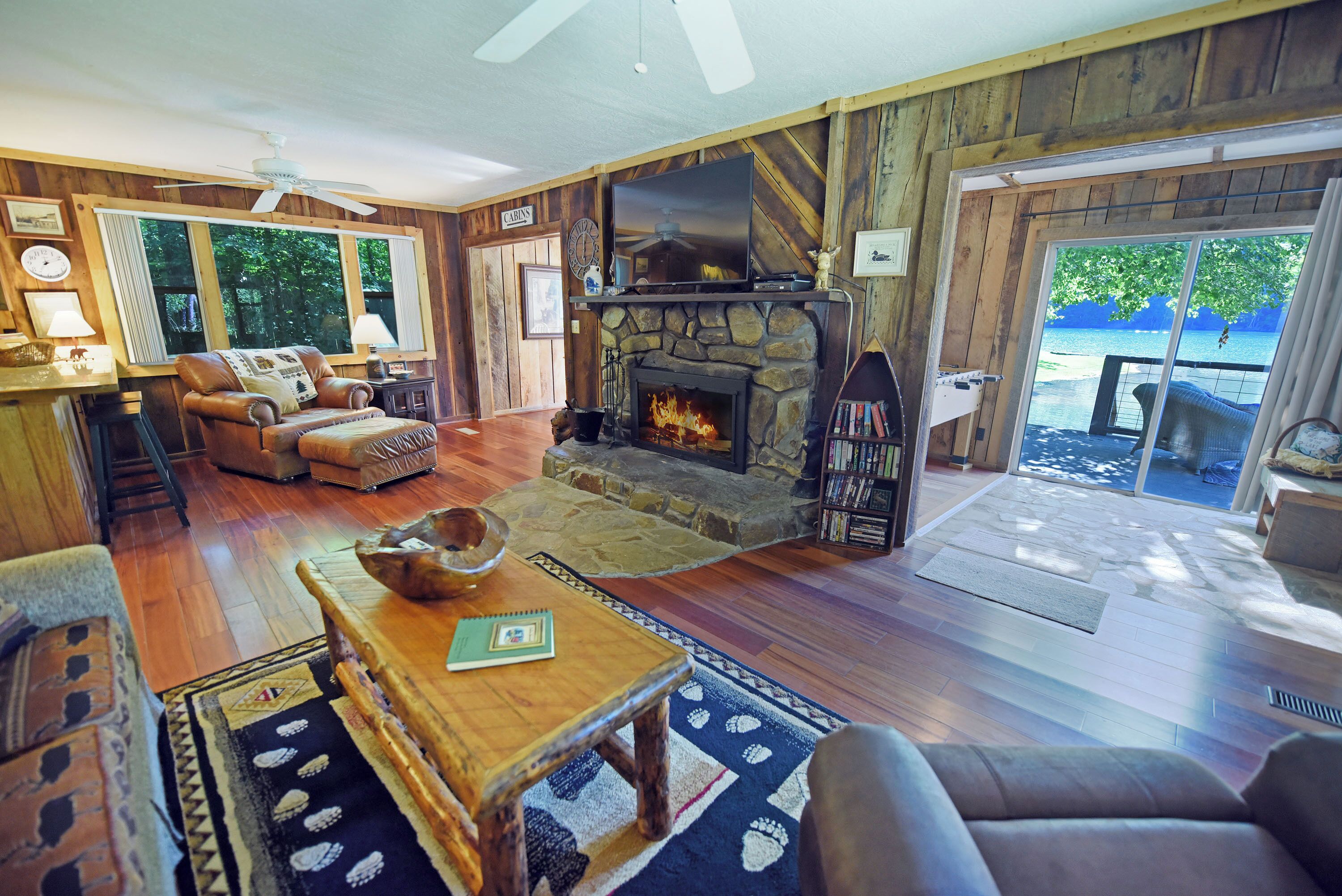 TV connectée, cheminée, lecteur de DVD, baby-foot