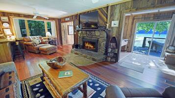 TV connectée, cheminée, lecteur de DVD, baby-foot