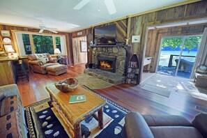 TV connectée, cheminée, lecteur de DVD, baby-foot