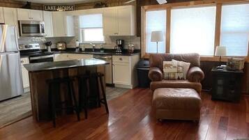 TV connectée, cheminée, lecteur de DVD, baby-foot