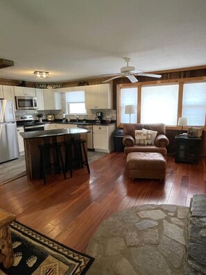 TV connectée, cheminée, lecteur de DVD, baby-foot