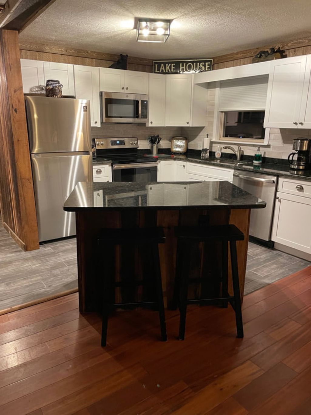 Réfrigérateur, micro-ondes, plaque de cuisson, lave-vaisselle