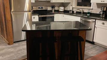 Réfrigérateur, micro-ondes, plaque de cuisson, lave-vaisselle