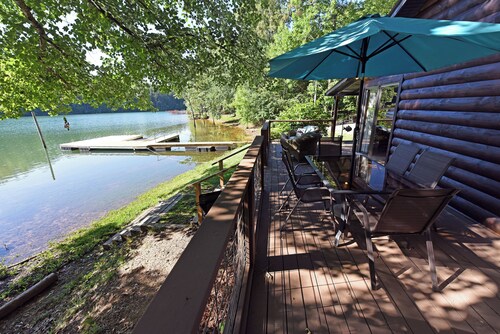 Cozy Lakefront cottage on Lake Nottely in Blairsville, GA 2 bedrooms & hot tub!