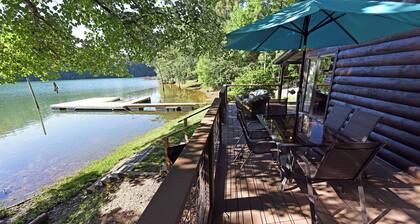 Cozy Lakefront cottage on Lake Nottely in Blairsville, GA 2 bedrooms & hot tub!