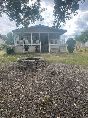 Property grounds - Peaceful 3-bedroom mobile home in charming Three Mile Bay (Three Mile Bay)