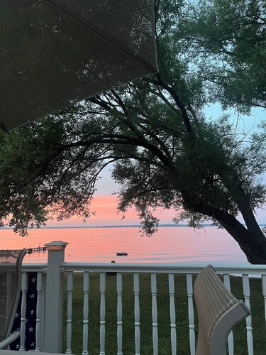 Peaceful 3-bedroom mobile home in charming Three Mile Bay