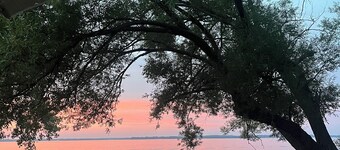 Peaceful 3-bedroom mobile home in charming Three Mile Bay