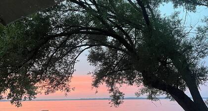 Peaceful 3-bedroom mobile home in charming Three Mile Bay