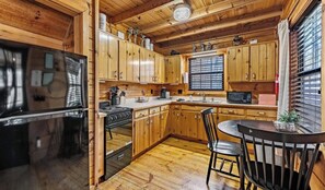 Coffee/tea maker, fridge, microwave, oven - Tranquil 1-bedroom 4 Person Cabin in charming Blue Ridge Cabin Community (Blue Ridge)