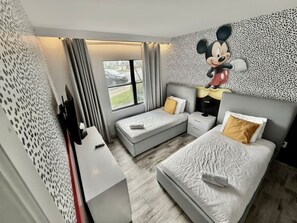 2 bedrooms, desk, iron/ironing board, WiFi - 2BR | Free Resort Access | Minutes to Parks (Orlando)