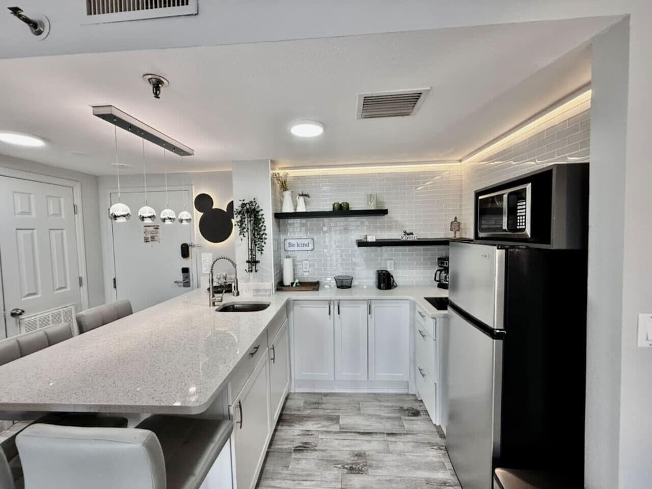 Frigorífic, microones, placa de cuina i rentaplats 