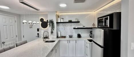 Frigorífic, microones, placa de cuina i rentaplats